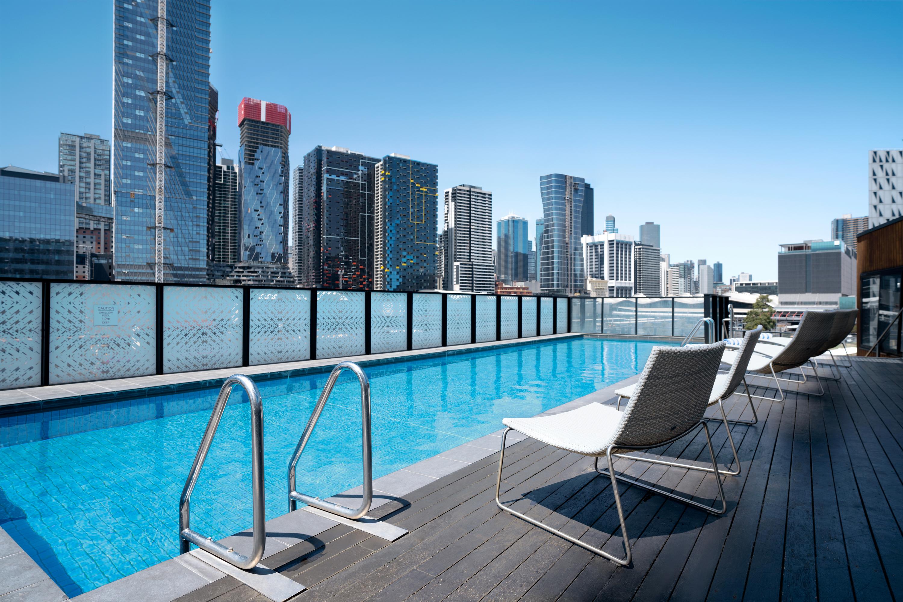 เป็ปเปอร์ ด็อกแลนด์ เมลเบิร์น Hotel ภายนอก รูปภาพ The rooftop pool at the Emporium Hotel Southbank