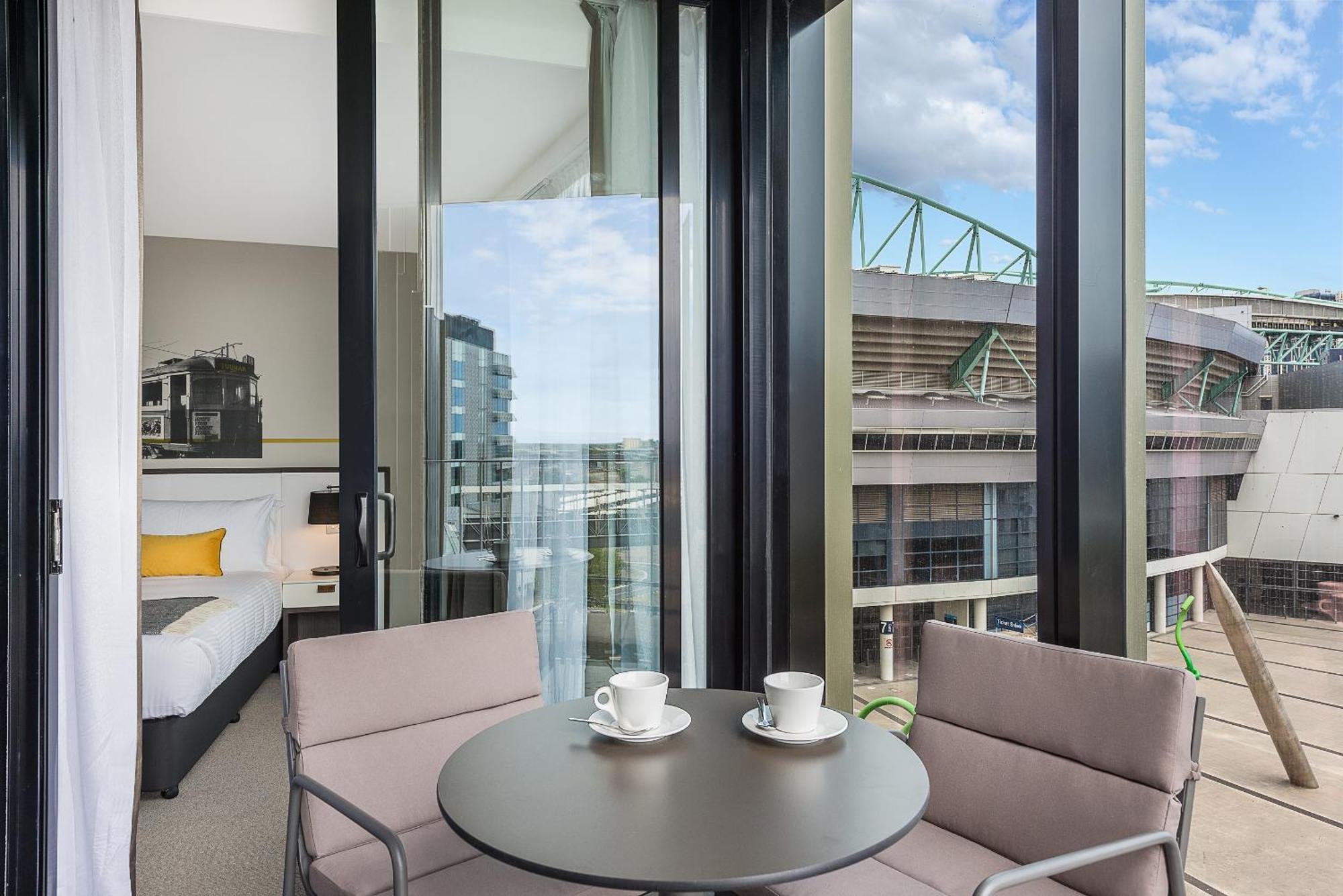 เป็ปเปอร์ ด็อกแลนด์ เมลเบิร์น Hotel ภายนอก รูปภาพ The apartment's balcony