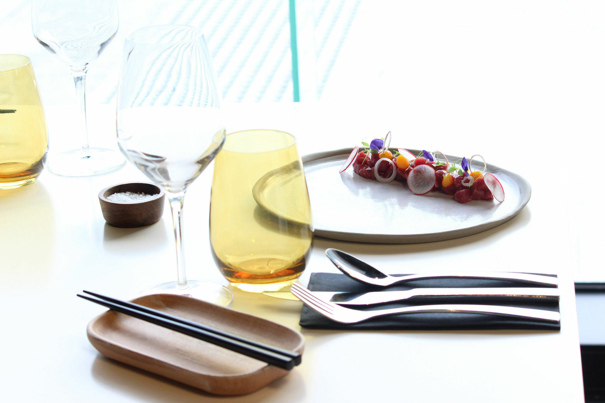 เป็ปเปอร์ ด็อกแลนด์ เมลเบิร์น Hotel ภายนอก รูปภาพ A place setting with a plate, a glass, a wooden tray, chopsticks, a wooden bowl, a napkin, and a fork