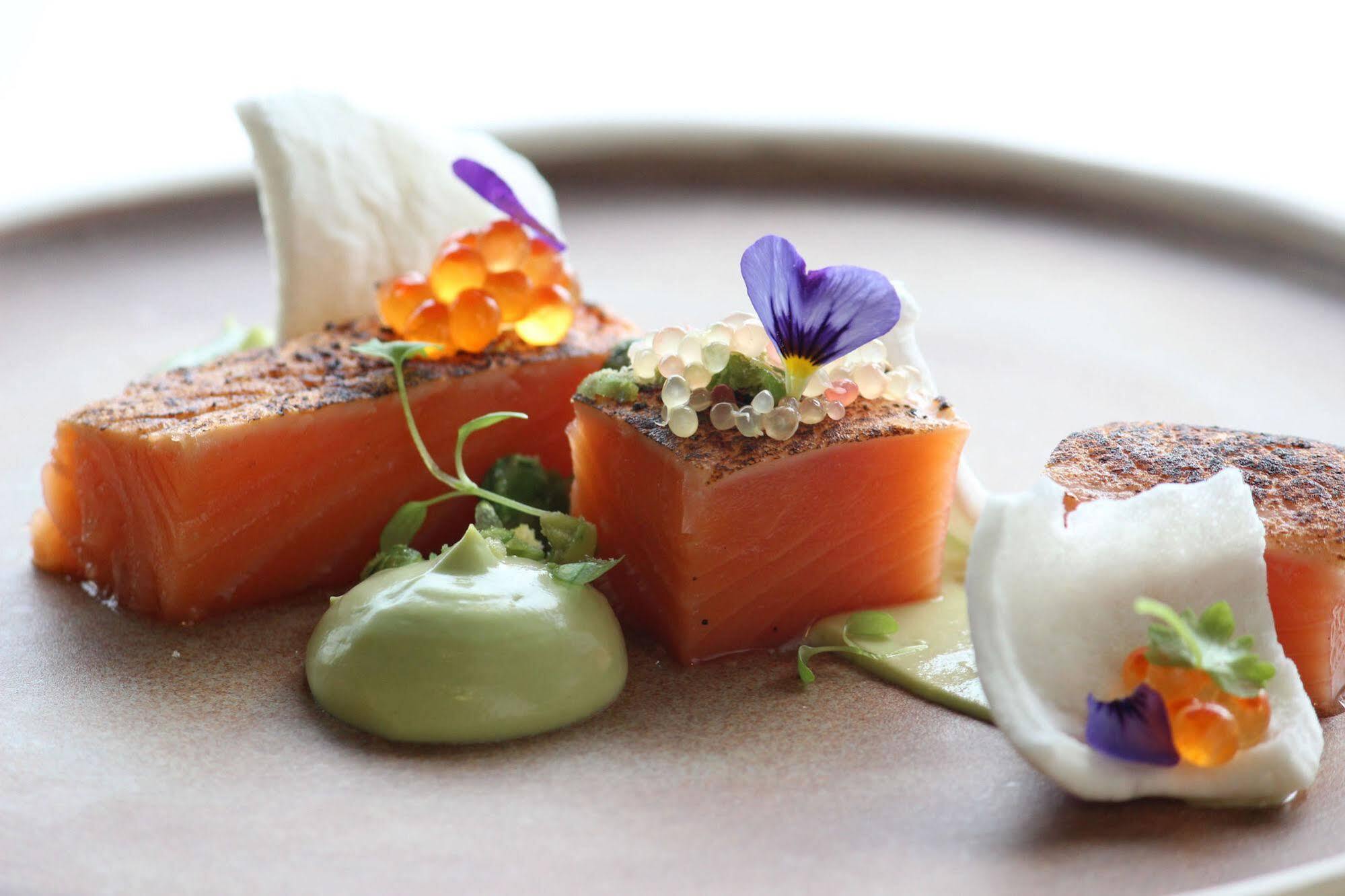 เป็ปเปอร์ ด็อกแลนด์ เมลเบิร์น Hotel ภายนอก รูปภาพ Salmon prepared by the restaurant