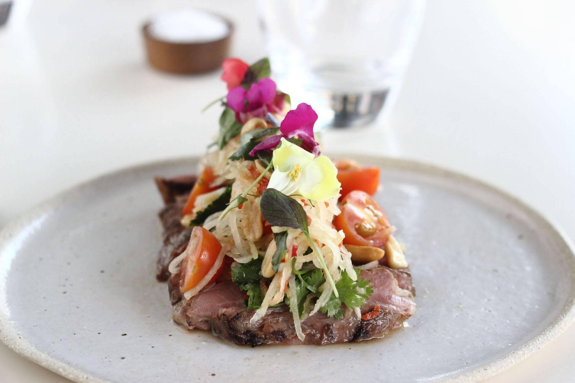 เป็ปเปอร์ ด็อกแลนด์ เมลเบิร์น Hotel ภายนอก รูปภาพ A salad with edible flowers